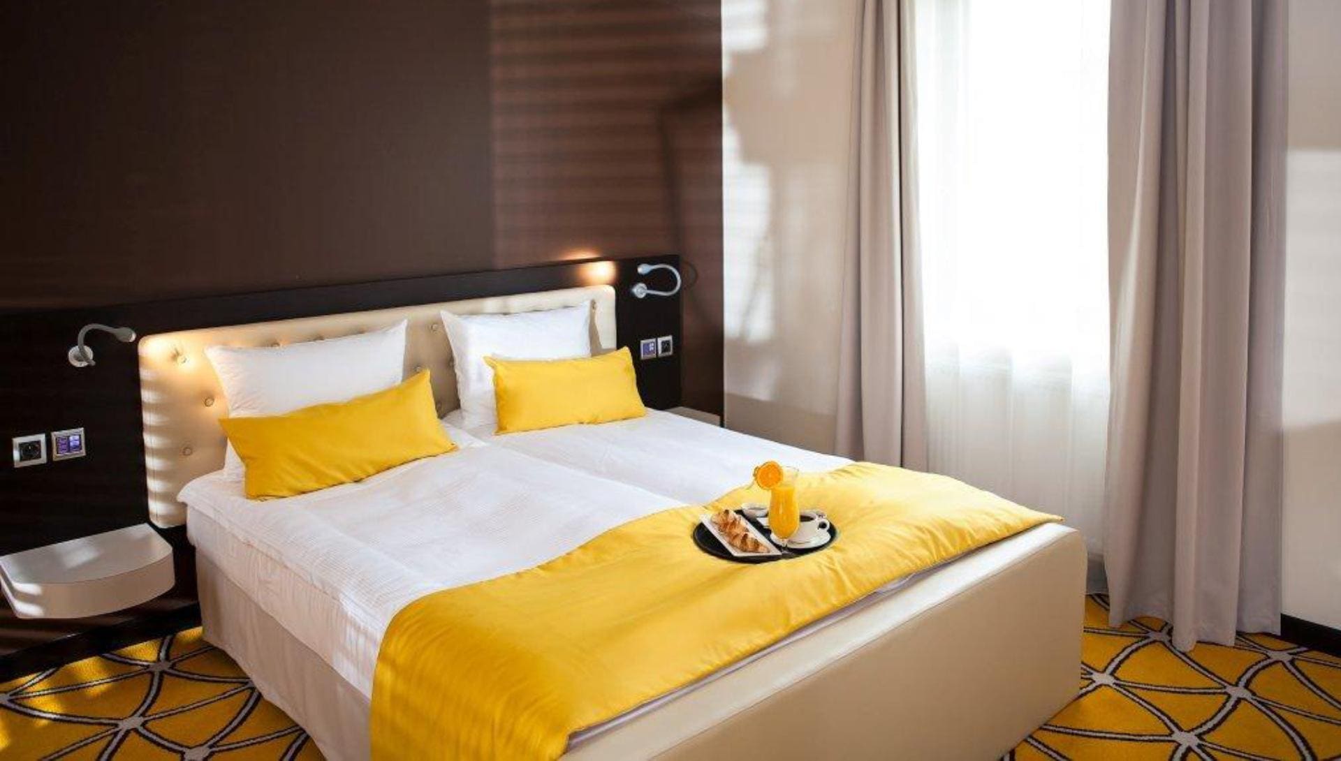 hotelowe łóżko